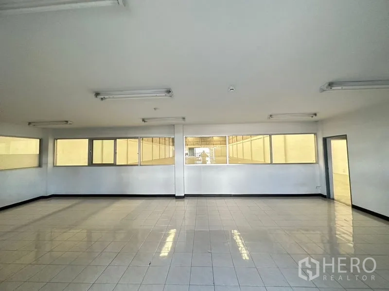 โรงงาน ให้เช่าในSi Racha, Chon Buri - พื้นที่สำนักงานกว้าง พื้นกระเบื้องเงา หน้าต่างหลายบานและไฟเพดาน