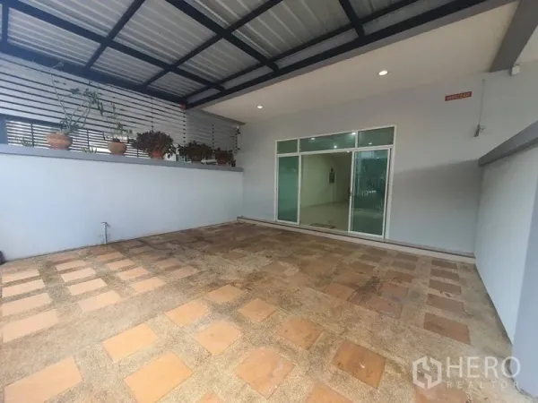 带办公室的家 出租或出售在Yan Nawa, Bangkok - 带顶棚的前院车位，推拉玻璃门通向室内