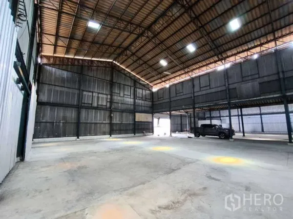 คลังสินค้า ให้เช่าในKrathum Baen, Samut Sakhon - ลานเก็บสินค้าหลังคาสูง ทางเดินชั้นลอยและช่องเข้าออก เหมาะสำหรับโหลดสินค้า
