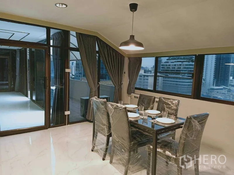 คอนโด for ในWatthana, Bangkok - โซนทานอาหารโต๊ะกระจก 6 ที่นั่ง ข้างหน้าต่างพาโนรามาและประตูระเบียง