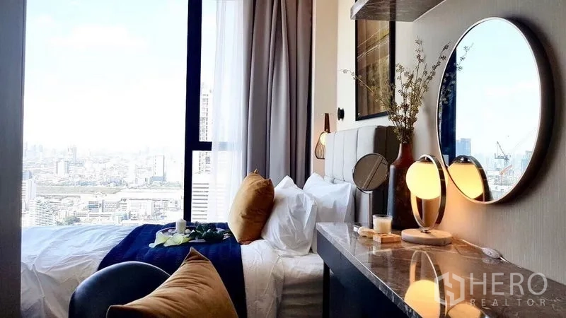 公寓 出租在Watthana, Bangkok - 次卧带时尚梳妆台、圆镜与软装饰品