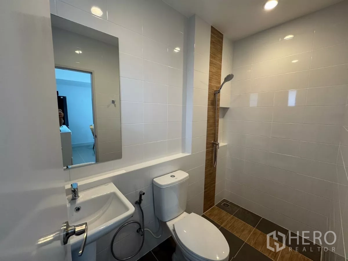 Townhouse for rent in Bang Phli, Samut Prakan - Second bathroom with white tiles, shower zone, toilet, and sink
