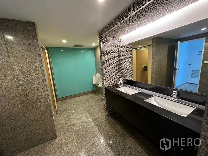 สำนักงาน ให้เช่า - ห้องน้ำอาคารสำนักงาน พื้นหินแกรนิต อ่างล้างหน้าคู่ ผนังโมเสก และฉากกระจกสีฟ้า