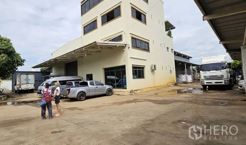 คลังสินค้า ให้เช่าในBang Kruai, Nonthaburi - ลานด้านหน้าและพื้นที่ขนถ่ายกว้าง พร้อมอาคารสำนักงานและรถบรรทุก