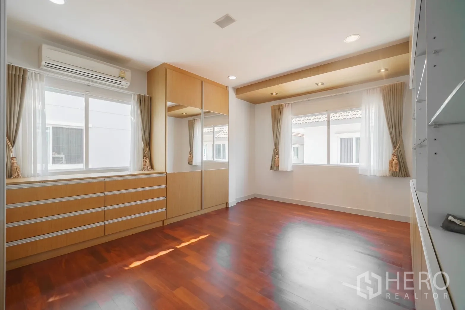 独栋房屋 for rent or sale in Saphan Sung, Bangkok - 卧室带大量抽屉与衣柜，自然采光好。