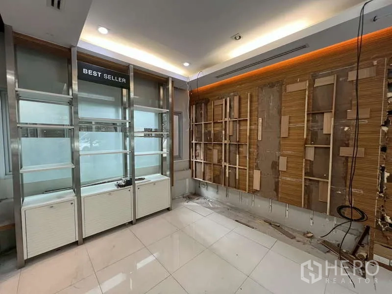 สำนักงาน ให้เช่าในWatthana, Bangkok - ผนังแสดงสินค้าและชั้นวางพร้อมไฟสปอตไลต์ เหมาะสำหรับโชว์ผลิตภัณฑ์