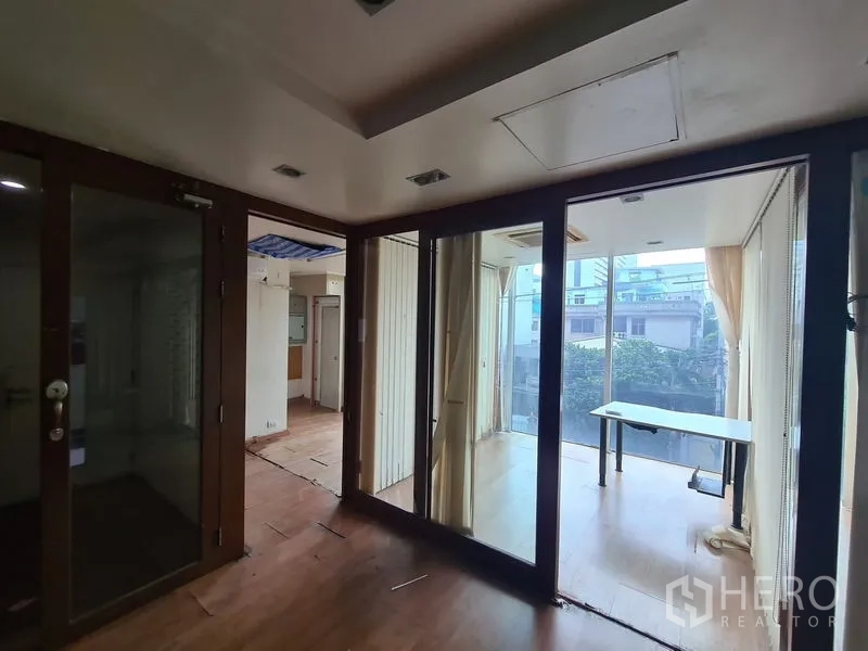 สำนักงาน ให้เช่าในBang Rak, Bangkok - ห้องประชุมกระจกสว่าง มองเห็นวิวเมืองและโต๊ะทำงาน