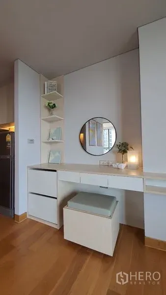 公寓 出租在Khlong Toei, Bangkok - 内置梳妆/工作台，开放式搁架与圆镜，浅色系设计。