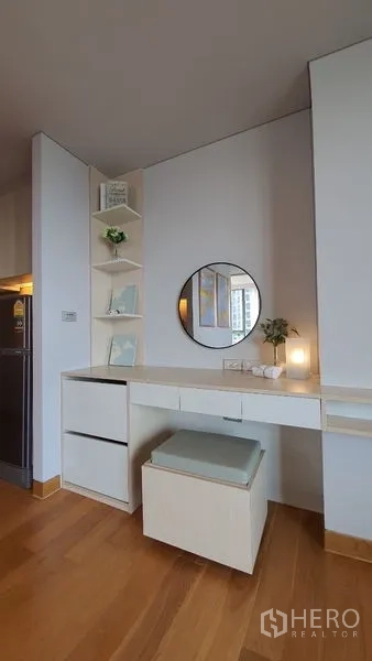 公寓 出租在Khlong Toei, Bangkok - 内置梳妆/工作台，开放式搁架与圆镜，浅色系设计。