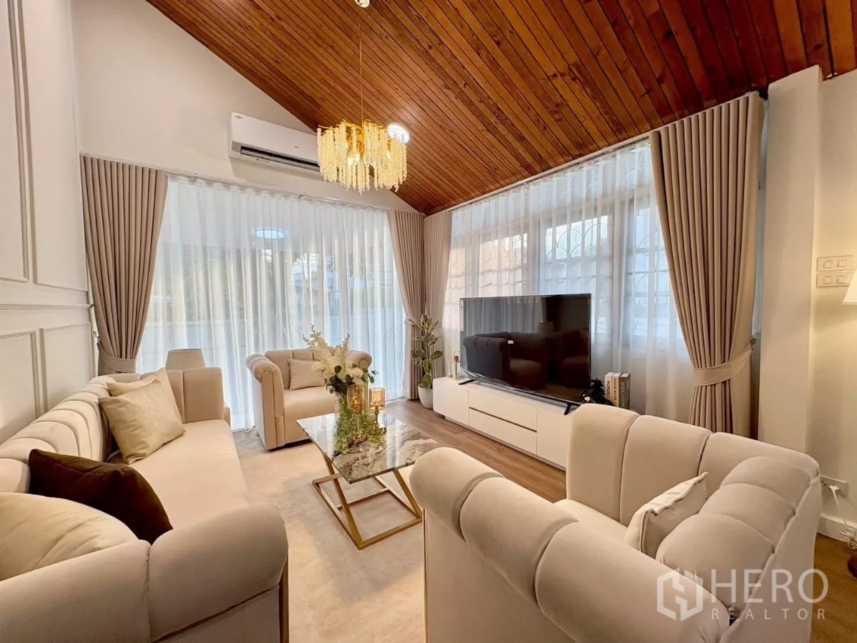 Detached House for rent in Huai Khwang, Bangkok - Spacious living room with two sofas, armchairs and large TV console