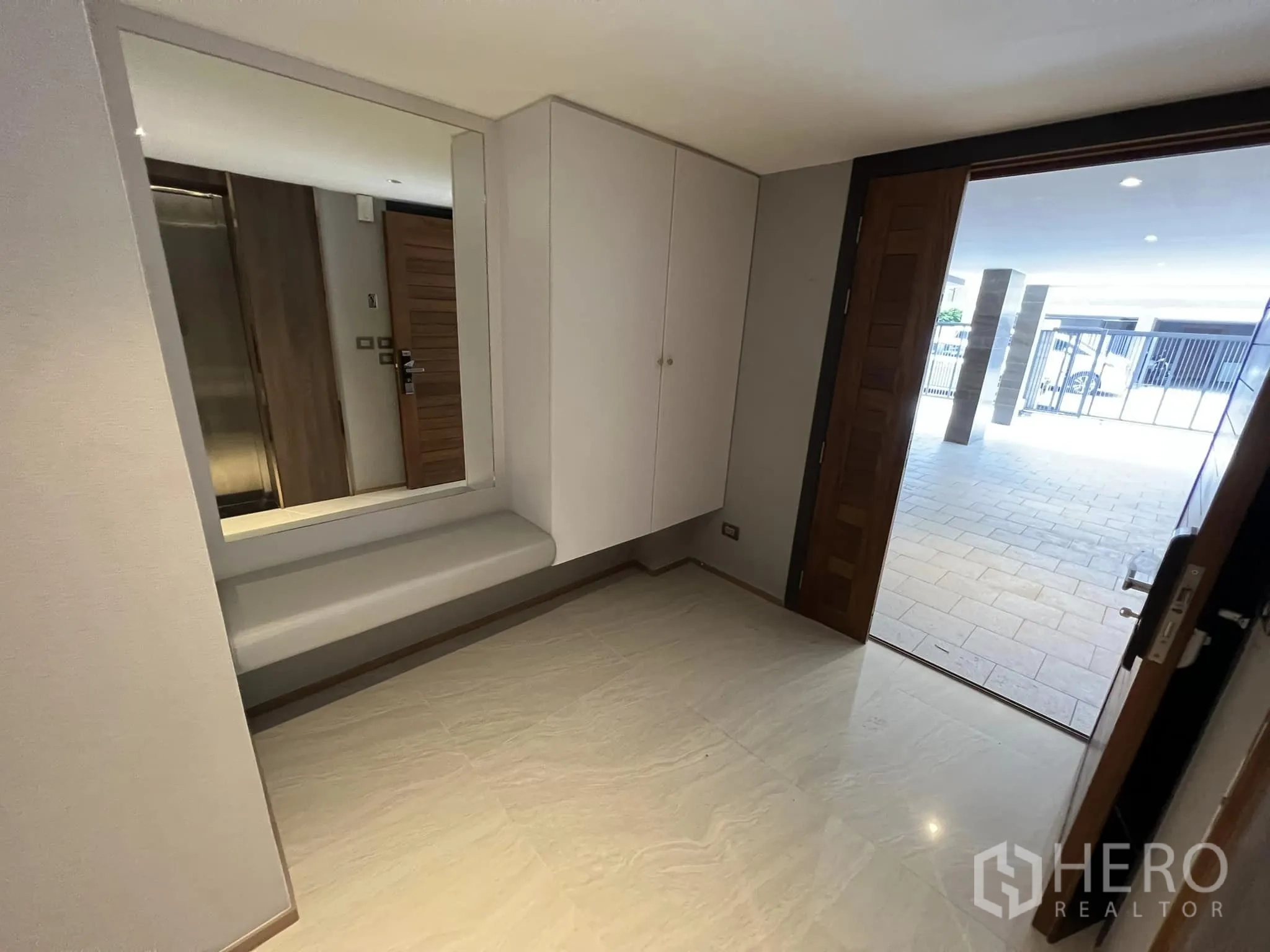 Detached House for rent or sale in Yan Nawa, Bangkok - Entry foyer opening to the covered carport.