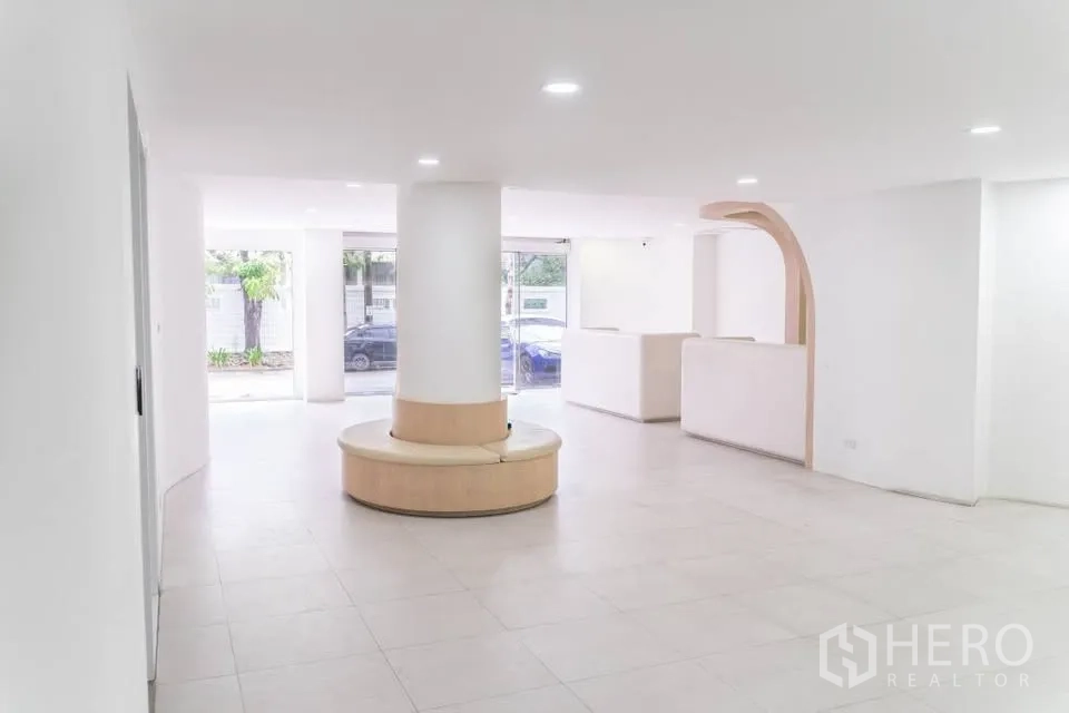 家庭办公室 for rent in Prawet, Bangkok - 大堂内部透过整面玻璃眺望街景。