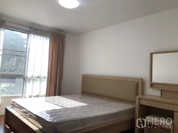 公寓 出租在Watthana, Bangkok - 阳光充足的卧室，大窗、双人床与梳妆台。