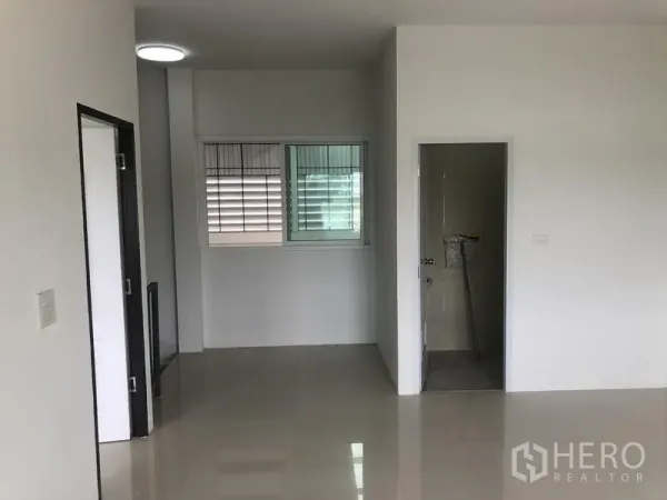 Factory for rent in Sai Noi, Nonthaburi - Office room with window and attached bathroom in clean neutral finishes.