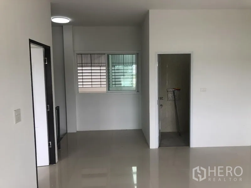 Factory for rent in Sai Noi, Nonthaburi - Office room with window and attached bathroom in clean neutral finishes.
