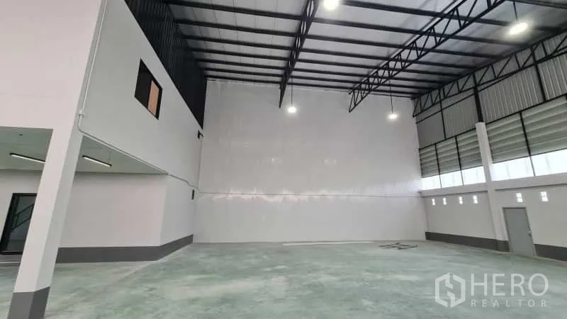 คลังสินค้า ให้เช่าในBang Bua Thong, Nonthaburi - โถงโกดังเพดานสูง มีหลังคาฉนวน ผนังสีขาว และไฟไฮเบย์