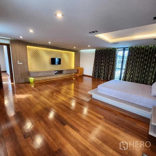 独立式住宅 出售在Phra Khanong, Bangkok - 大主卧，木地板、背光造型墙与电视柜