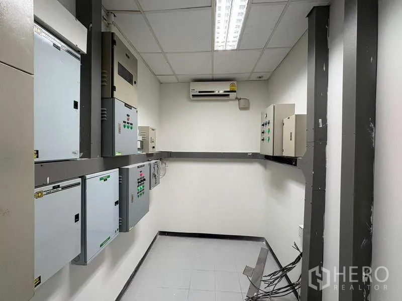 Standalone for rent in Khlong Toei, Bangkok - Front steps and canopy at the building’s main glass entrance.