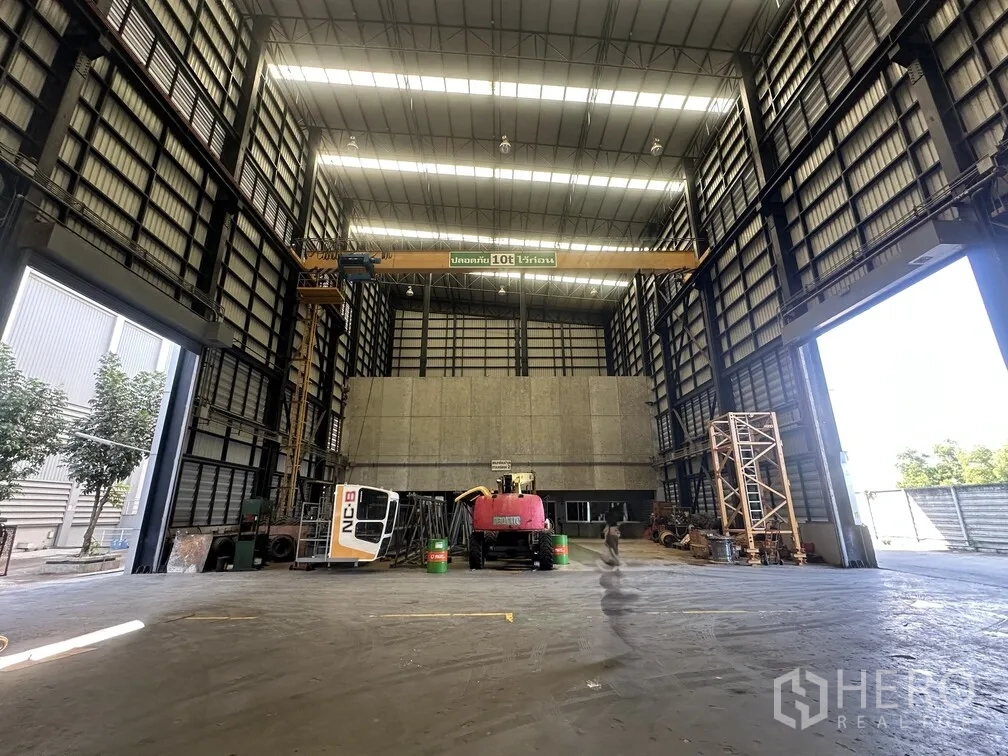 工厂 for rent in Lam Luk Ka, Pathum Thani - 大型高跨厂房内部，配30吨桥式起重机与设备。