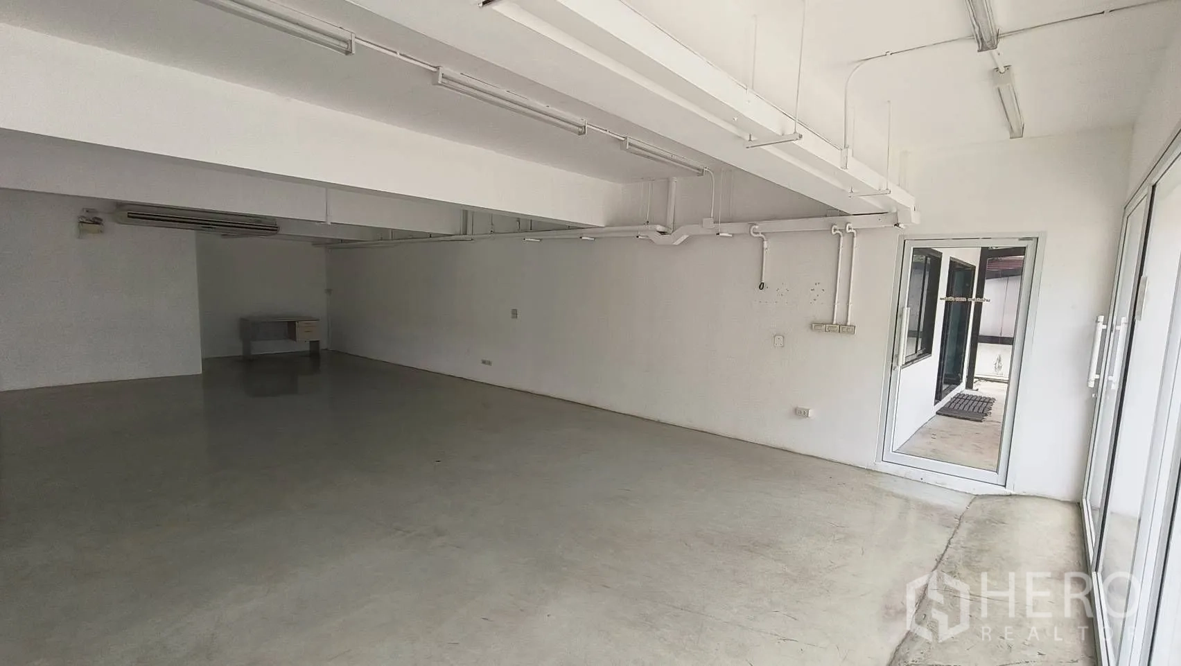 办公空间 出租在Khlong Toei, Bangkok - 办公区，裸露管线天花，通向露台的门。