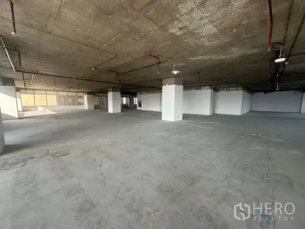 Office Space for rent in Watthana, Bangkok - Large shell office floor with exposed ceiling and fire sprinkler lines, open space with white columns and walls.