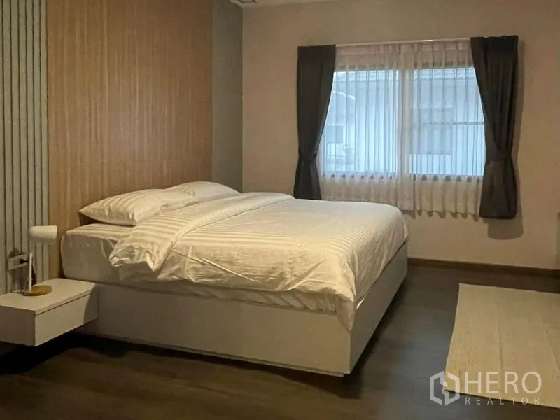 独立式住宅 出租在Bang Phli, Samut Prakan - 宽敞卧室，配大床与特色墙面