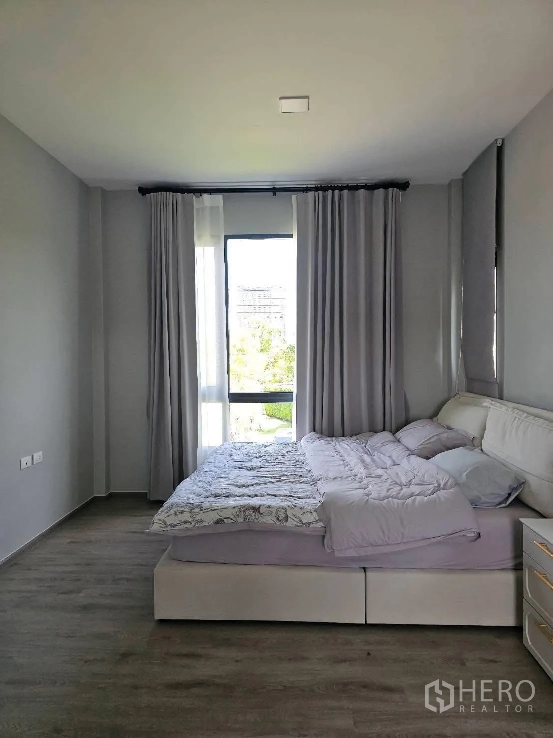 บ้าน for rent in Bang Phli, Samut Prakan - ห้องนอนหลักกว้างพร้อมหน้าต่างบานใหญ่ ผ้าม่านทึบและเตียงคู่