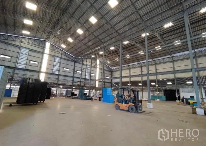 โรงงาน ให้เช่าในKrathum Baen, Samut Sakhon - พื้นที่ผลิตโล่ง มีรถโฟล์คลิฟต์และลังสินค้า แสงสว่างทั่วถึง