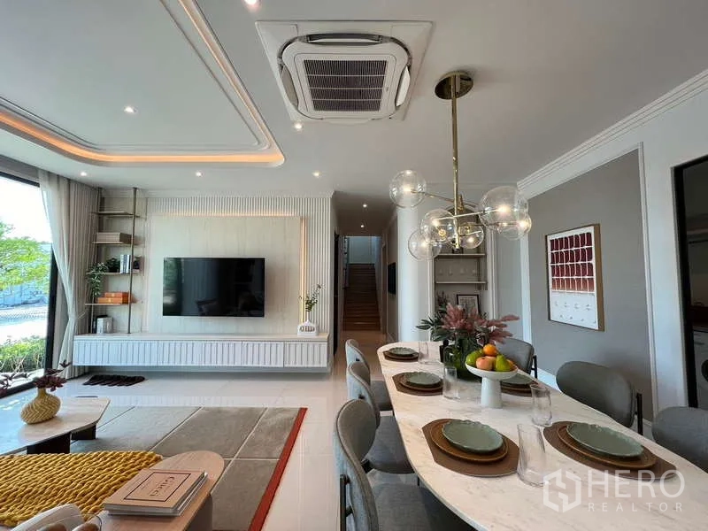 บ้าน ขายในSaphan Sung, Bangkok - มุมมองจากโต๊ะอาหารไปบันไดและผนังทีวี ใต้แอร์ฝังฝ้าแบบคาสเซ็ต
