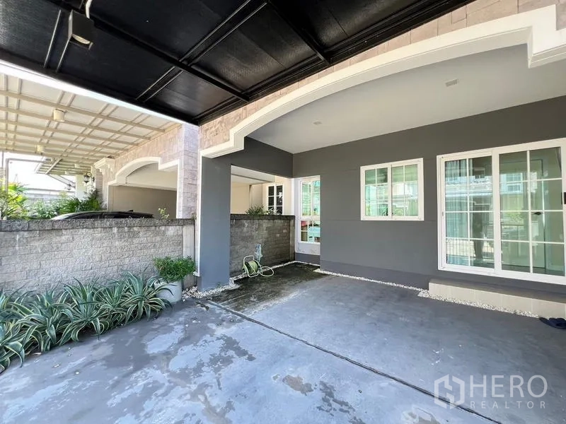 บ้าน ให้เช่าหรือขาย - ที่จอดรถในร่มหน้าบ้านและเฉลียง