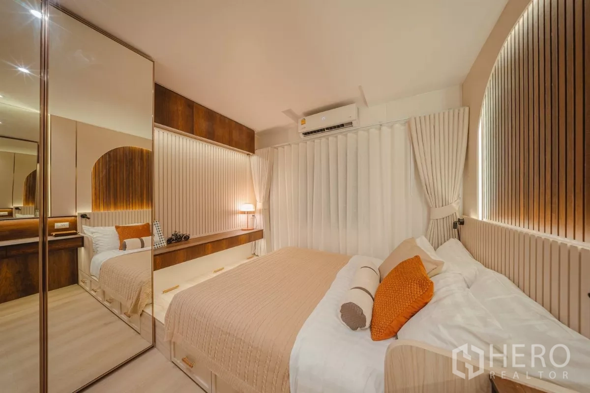 公寓 出租在Yan Nawa, Bangkok - 次卧另一角度，展示特色墙、悬空置物架和大镜柜。