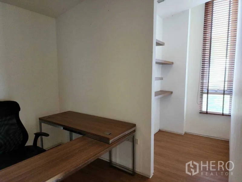 公寓 出租在Phaya Thai, Bangkok - 书房区连接带窗小凹间与悬空置物架。