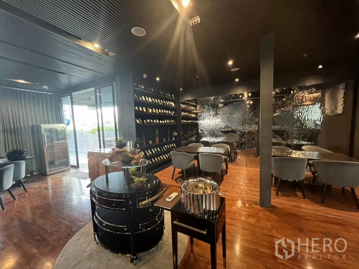 零售空间 出租 - 時尚餐廳用餐區，酒牆、灰色座椅與木地板。