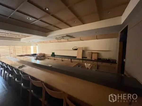 零售空间 出租 - 近景展示餐饮装修吧台，木柜与嵌入式照明。