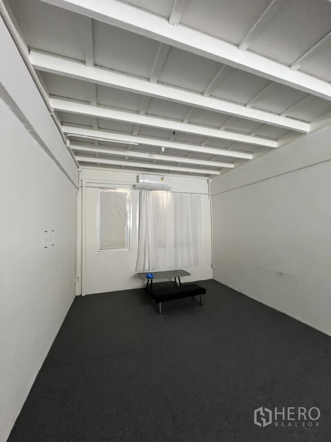Shophouse for rent or sale in Khlong Toei, Bangkok - Bright upper-floor room with white ceiling, window and carpet flooring.