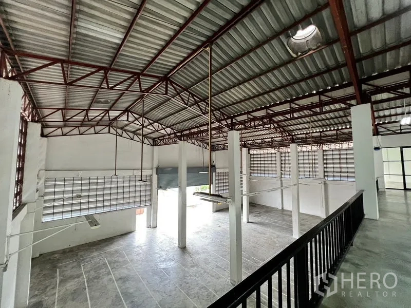 货栈 出租在Min Buri, Bangkok - 自夹层俯视高挑仓库，钢桁架屋顶与卷门清晰可见。
