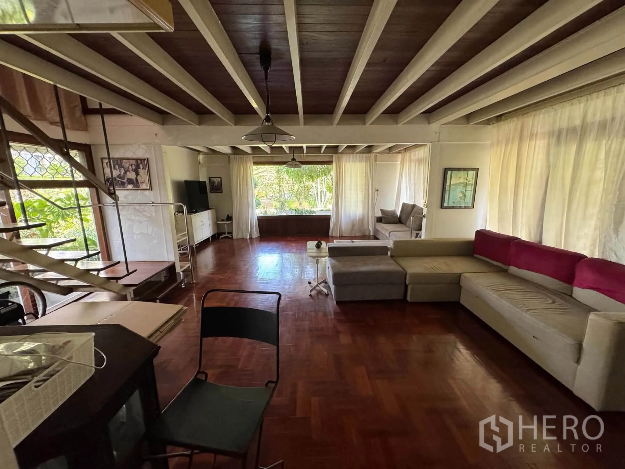 บ้านเดี่ยว for rent or sale in Mueang Samut Prakan, Samut Prakan - พื้นที่นั่งเล่นขนาดใหญ่ เพดานคานไม้และหน้าต่างบานกว้าง
