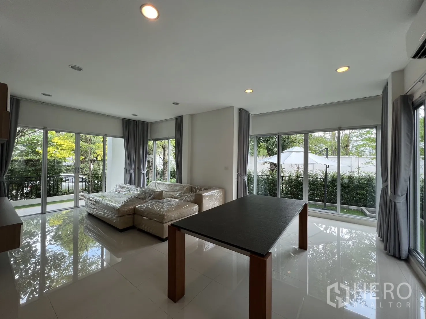 Detached House for rent in Saphan Sung, Bangkok - Dining area with large windows overlooking the garden.