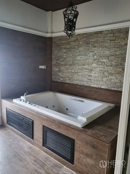 联排别墅 出租在Wang Thonglang, Bangkok - 水疗风格房，嵌入式按摩浴缸与石材特色墙