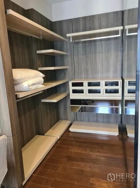 公寓 出租或出售在Huai Khwang, Bangkok - 步入式衣帽间，设层架、抽屉与挂衣空间。