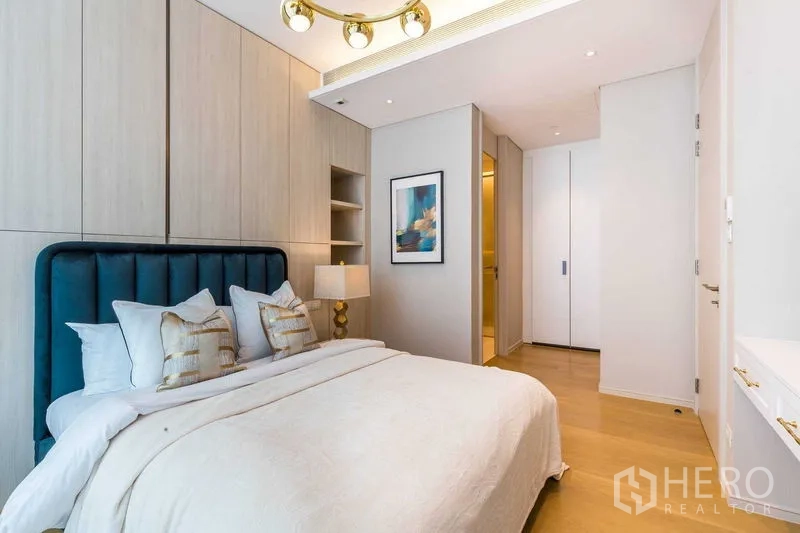 Condominium for sale in Pathum Wan, Bangkok - Bedroom hallway with fitted wardrobes, open closet and ensuite entrance
