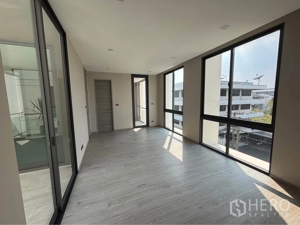 家庭办公室 for rent or sale in Suan Luang, Bangkok - 明亮办公室空间，落地窗与木纹地板。