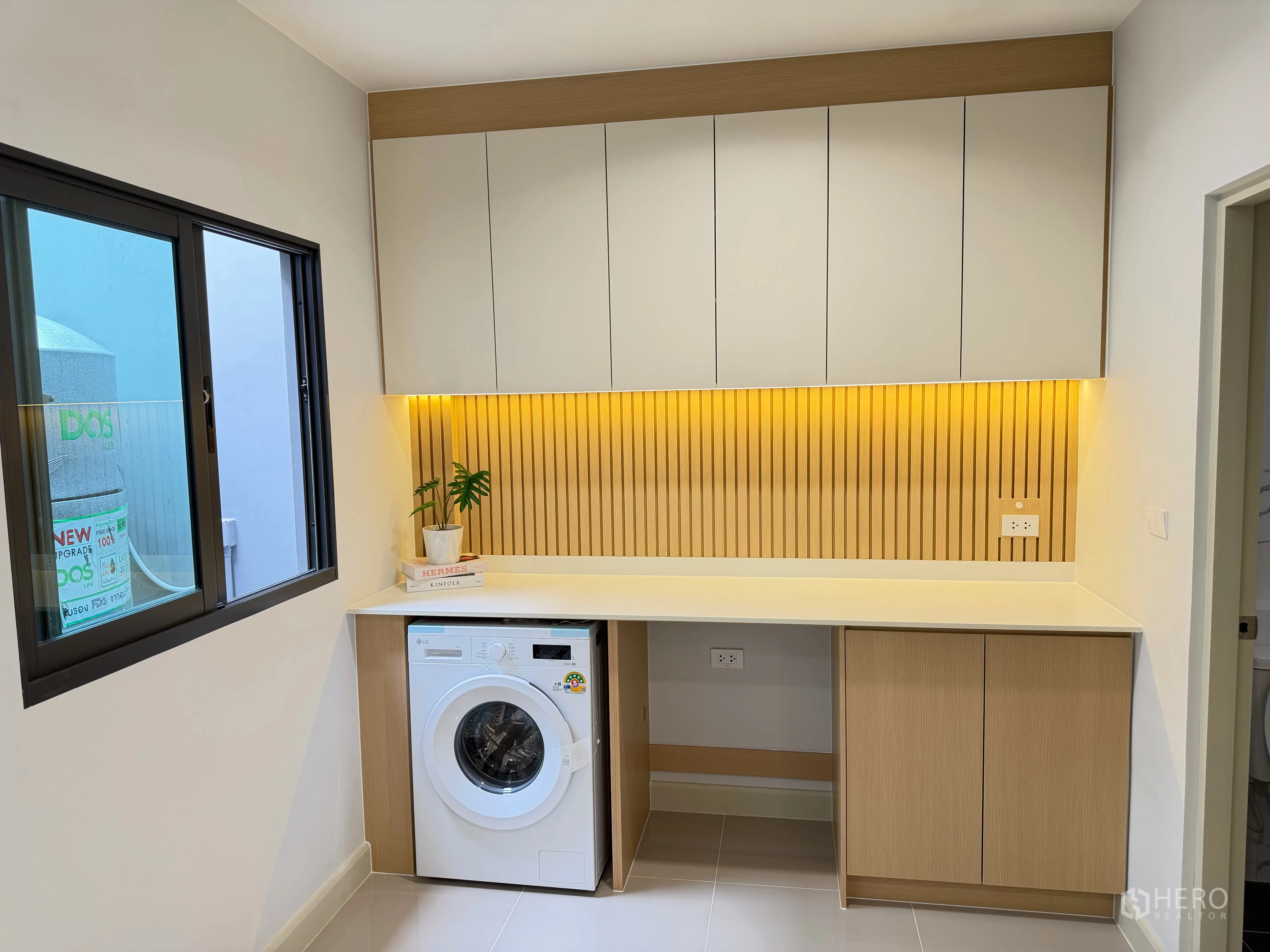 ทาวน์เฮาส์ for rent in Bang Phli, Samut Prakan - ห้องซักล้างพร้อมตู้เก็บของและเครื่องซักผ้า