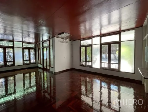 สำนักงานที่บ้าน ให้เช่าในWatthana, Bangkok - ห้องสว่างพื้นปาร์เก้ หน้าต่างสูงจรดเพดานและโคมระย้า