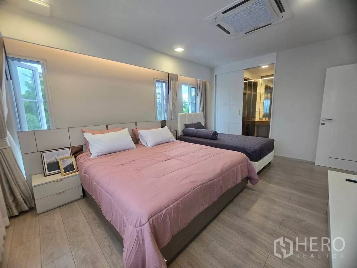 独立式住宅 出租在Bang Phli, Samut Prakan - 主卧另一角度，可见衣帽间与套卫动线。