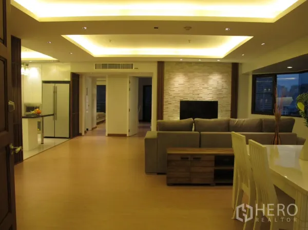 คอนโด ให้เช่าในWatthana, Bangkok - โซนรับแขกและทานข้าวแบบโอเพ่นสเปซ ไฟฝ้าซ่อนและผนังทีวี