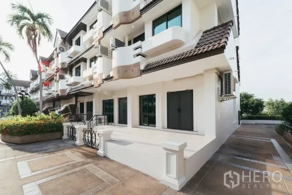 联排别墅 出租在Watthana, Bangkok - 白色联排别墅侧景，临景观步道和花园，靠近帕卡农轻轨站。