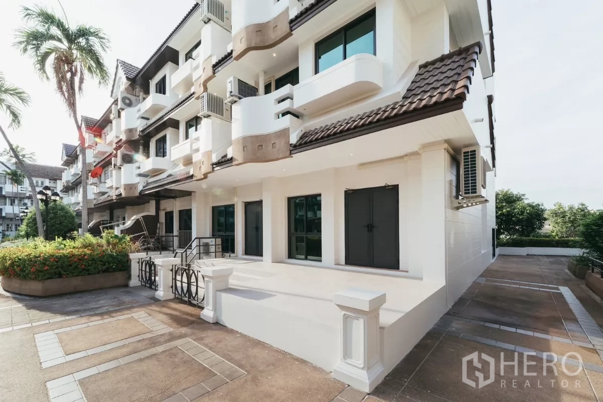 联排别墅 出租在Watthana, Bangkok - 白色联排别墅侧景，临景观步道和花园，靠近帕卡农轻轨站。