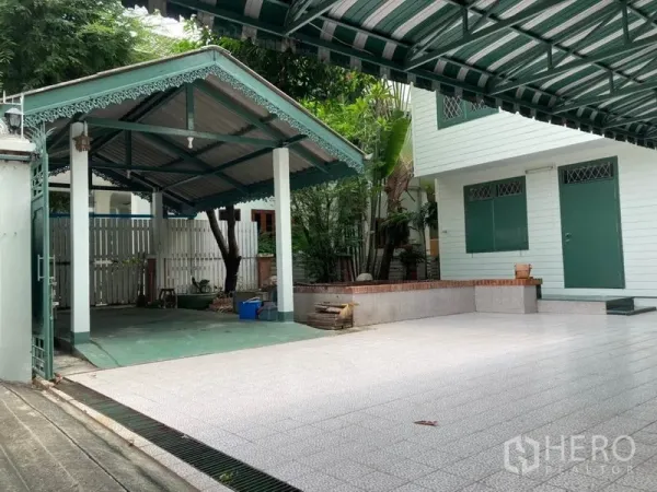 独立式住宅 出租在Sathon, Bangkok - 带大门的车道，双侧遮棚停车与露天平台的曼谷住宅。