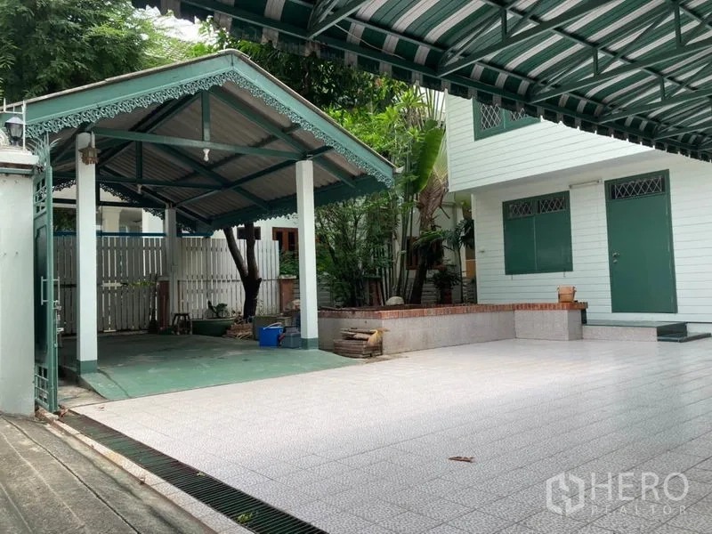 独立式住宅 出租在Sathon, Bangkok - 带大门的车道，双侧遮棚停车与露天平台的曼谷住宅。